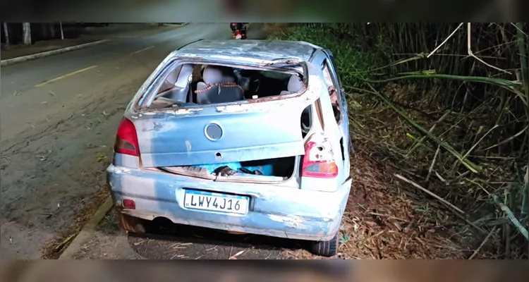 Motorista sem CNH capota carro e deixa dois feridos na região do Sabará, em PG