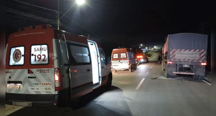 Jovem fica em estado grave após colidir contra traseira de caminhão em PG