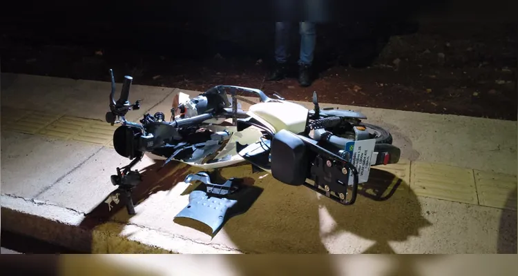 Jovem fica em estado grave após colidir contra traseira de caminhão em PG