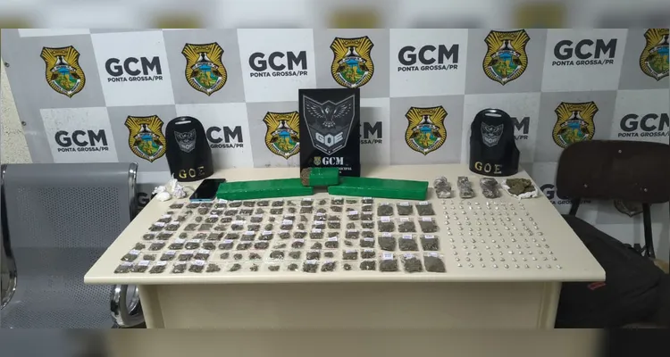 Homem é preso com 4 kg de maconha e pedras de crack em PG