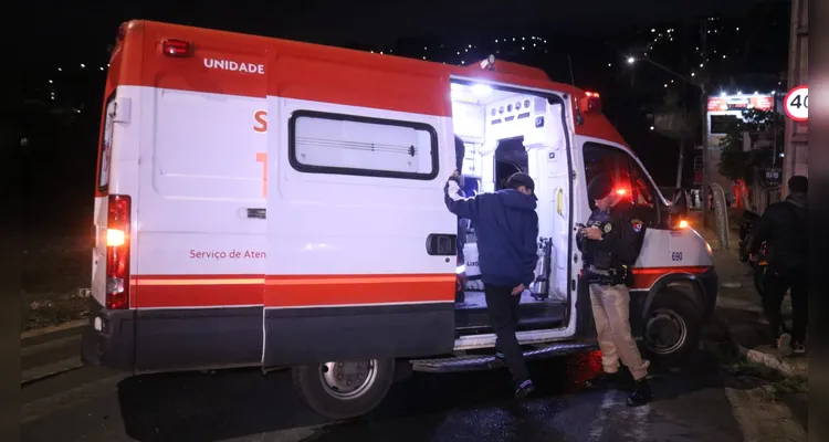 Motociclista de 19 anos fica em estado grave após colisão na Vila Estrela em PG