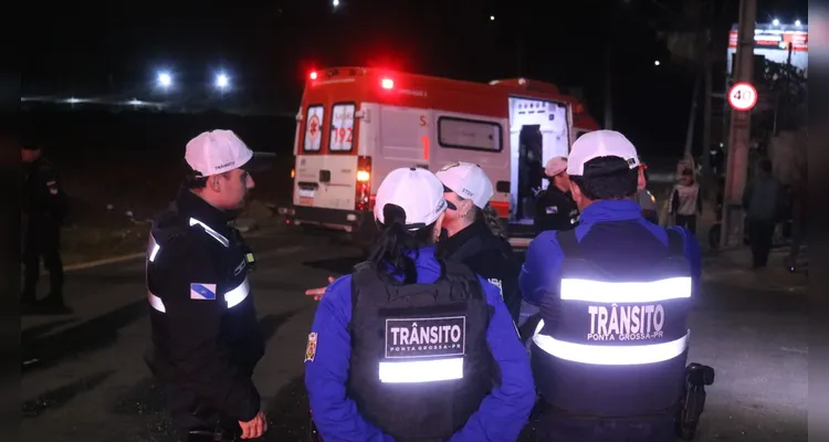 Motociclista de 19 anos fica em estado grave após colisão na Vila Estrela em PG