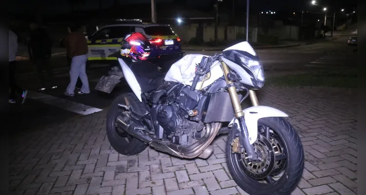 Motociclista fica ferido ao realizar manobra para evitar colisão direta em PG