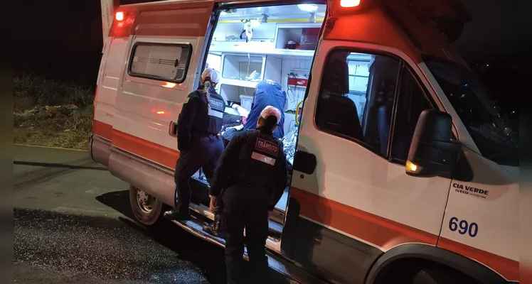 Motociclista de 19 anos fica em estado grave após colisão na Vila Estrela em PG