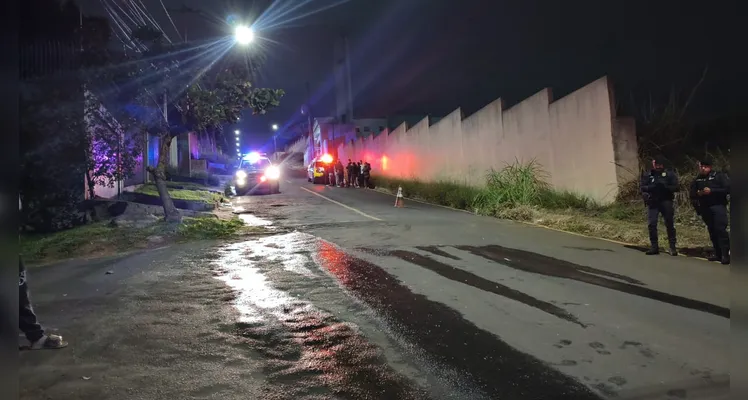 Motociclista de 19 anos fica em estado grave após colisão na Vila Estrela em PG