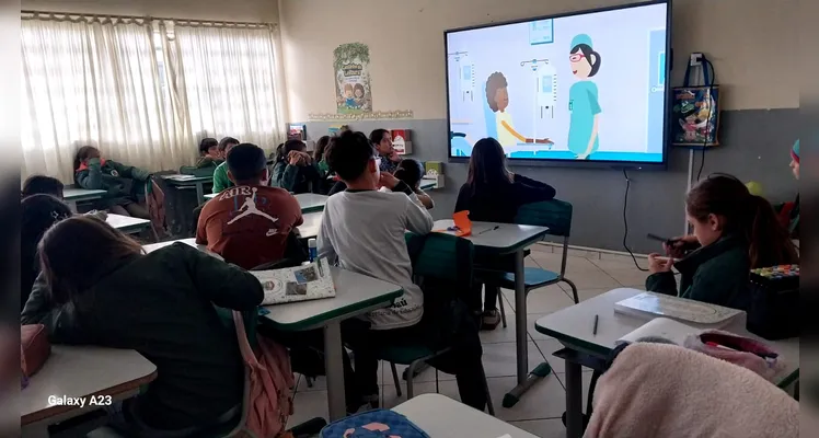 Veja os registros do trabalho em sala e da imunização das crianças.