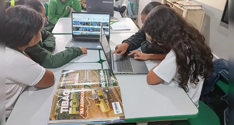Confira a série de registros do amplo trabalho analógico e digital em sala de aula.