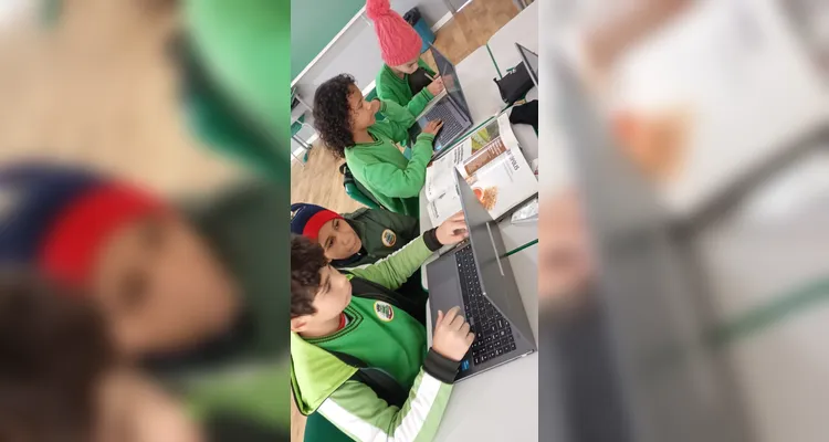 Confira a série de registros do amplo trabalho analógico e digital em sala de aula.