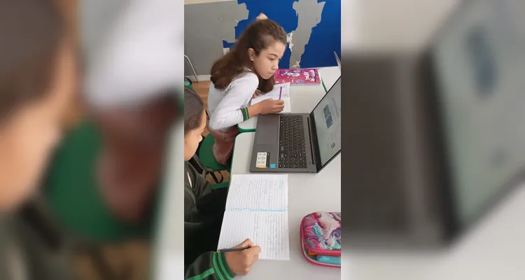 Confira a série de registros do amplo trabalho analógico e digital em sala de aula.