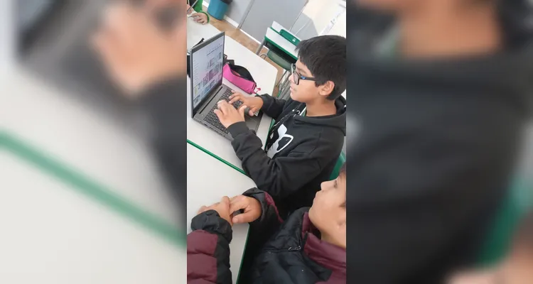 Confira a série de registros do amplo trabalho analógico e digital em sala de aula.