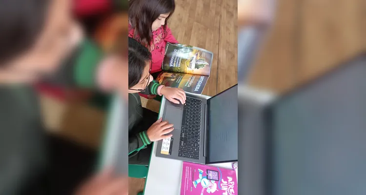 Confira a série de registros do amplo trabalho analógico e digital em sala de aula.