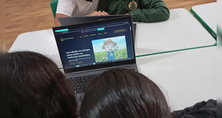 Confira a série de registros do amplo trabalho analógico e digital em sala de aula.