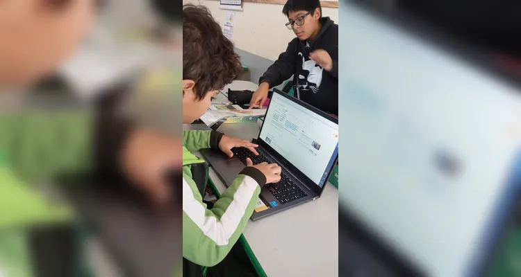 Confira a série de registros do amplo trabalho analógico e digital em sala de aula.