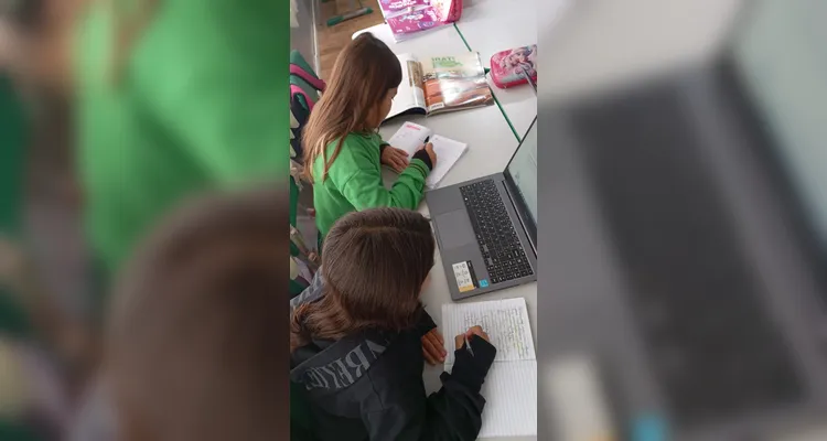 Confira a série de registros do amplo trabalho analógico e digital em sala de aula.