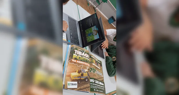 Confira a série de registros do amplo trabalho analógico e digital em sala de aula.