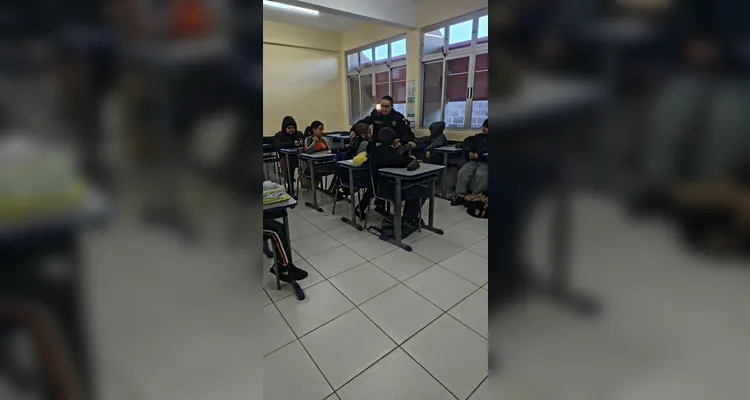 Os alunos aprenderam sobre tomada de decisões seguras, resistência a comportamentos de risco e a importância da parceria entre escola, família e Polícia Militar na formação cidadã.