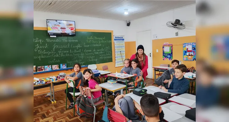 A turma produziu capas personalizadas para os diários utilizando embalagens, panfletos, catálogos, papéis, fitas e outros materiais recicláveis.