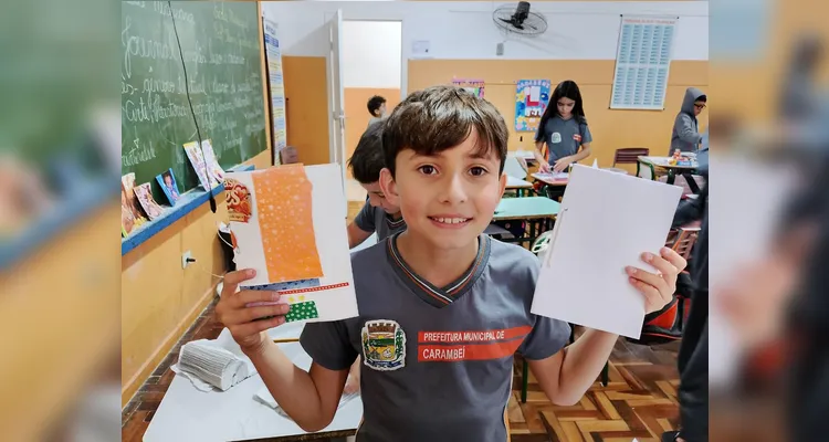 A turma produziu capas personalizadas para os diários utilizando embalagens, panfletos, catálogos, papéis, fitas e outros materiais recicláveis.