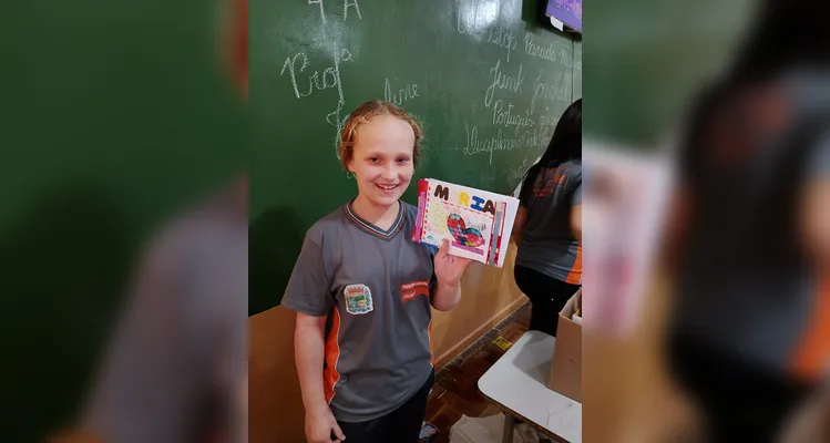A turma produziu capas personalizadas para os diários utilizando embalagens, panfletos, catálogos, papéis, fitas e outros materiais recicláveis.