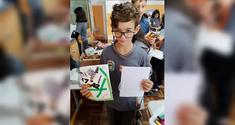 A turma produziu capas personalizadas para os diários utilizando embalagens, panfletos, catálogos, papéis, fitas e outros materiais recicláveis.