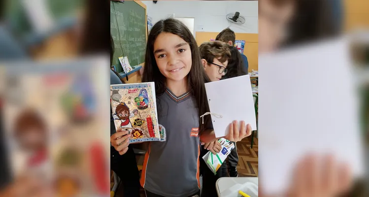 A turma produziu capas personalizadas para os diários utilizando embalagens, panfletos, catálogos, papéis, fitas e outros materiais recicláveis.
