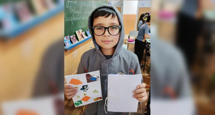 A turma produziu capas personalizadas para os diários utilizando embalagens, panfletos, catálogos, papéis, fitas e outros materiais recicláveis.