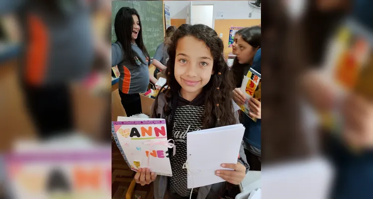 A turma produziu capas personalizadas para os diários utilizando embalagens, panfletos, catálogos, papéis, fitas e outros materiais recicláveis.