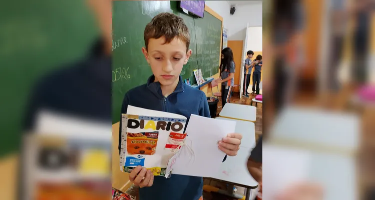 A turma produziu capas personalizadas para os diários utilizando embalagens, panfletos, catálogos, papéis, fitas e outros materiais recicláveis.