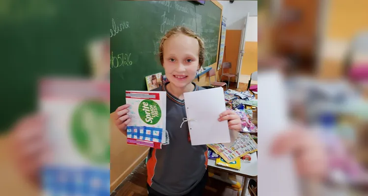 A turma produziu capas personalizadas para os diários utilizando embalagens, panfletos, catálogos, papéis, fitas e outros materiais recicláveis.