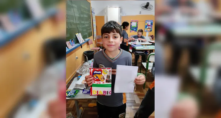 A turma produziu capas personalizadas para os diários utilizando embalagens, panfletos, catálogos, papéis, fitas e outros materiais recicláveis.