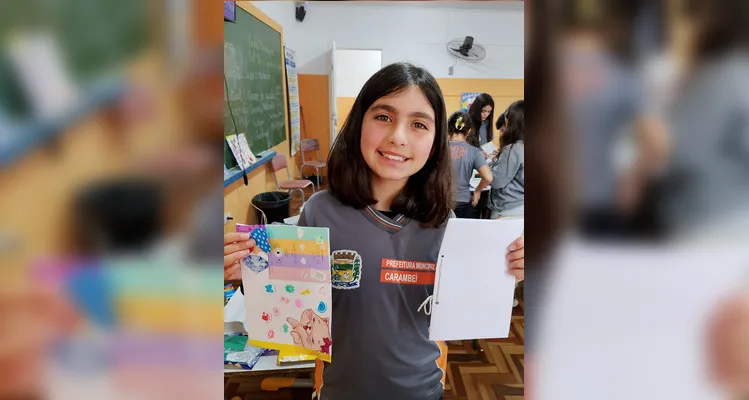 A turma produziu capas personalizadas para os diários utilizando embalagens, panfletos, catálogos, papéis, fitas e outros materiais recicláveis.