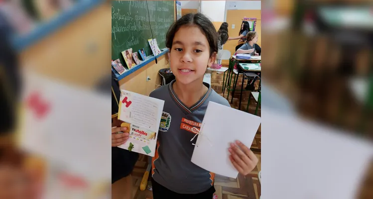 A turma produziu capas personalizadas para os diários utilizando embalagens, panfletos, catálogos, papéis, fitas e outros materiais recicláveis.
