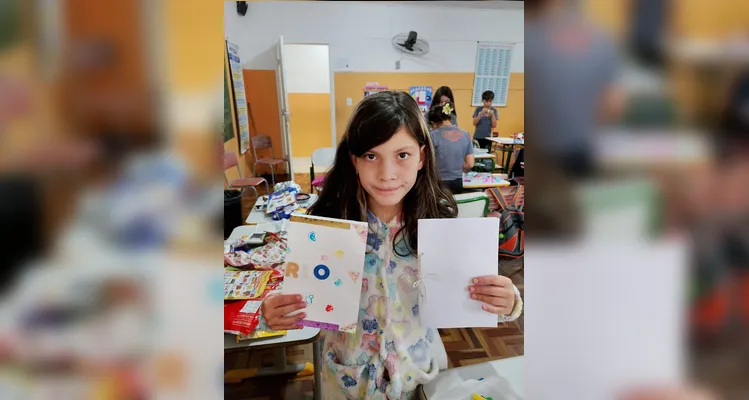 A turma produziu capas personalizadas para os diários utilizando embalagens, panfletos, catálogos, papéis, fitas e outros materiais recicláveis.