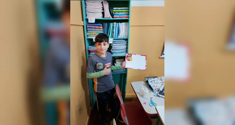 A turma produziu capas personalizadas para os diários utilizando embalagens, panfletos, catálogos, papéis, fitas e outros materiais recicláveis.