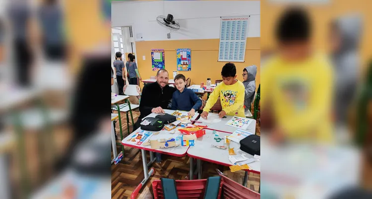 A turma produziu capas personalizadas para os diários utilizando embalagens, panfletos, catálogos, papéis, fitas e outros materiais recicláveis.