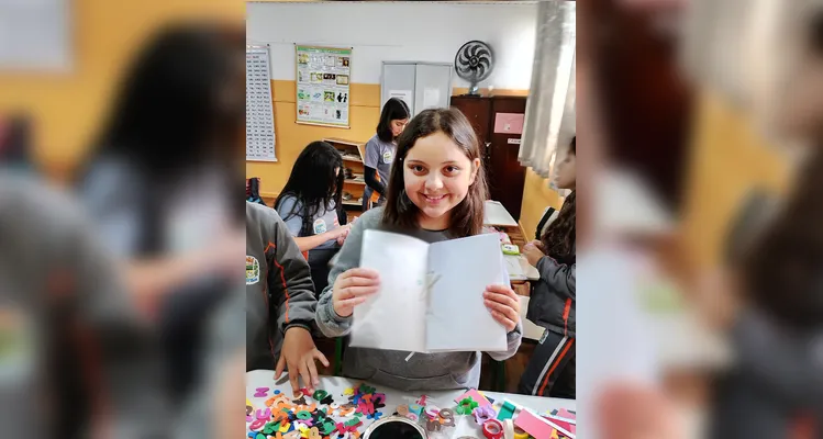 A turma produziu capas personalizadas para os diários utilizando embalagens, panfletos, catálogos, papéis, fitas e outros materiais recicláveis.