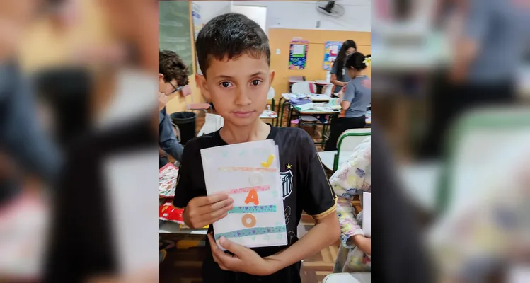 A turma produziu capas personalizadas para os diários utilizando embalagens, panfletos, catálogos, papéis, fitas e outros materiais recicláveis.