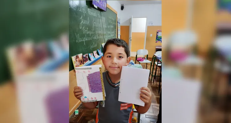 A turma produziu capas personalizadas para os diários utilizando embalagens, panfletos, catálogos, papéis, fitas e outros materiais recicláveis.