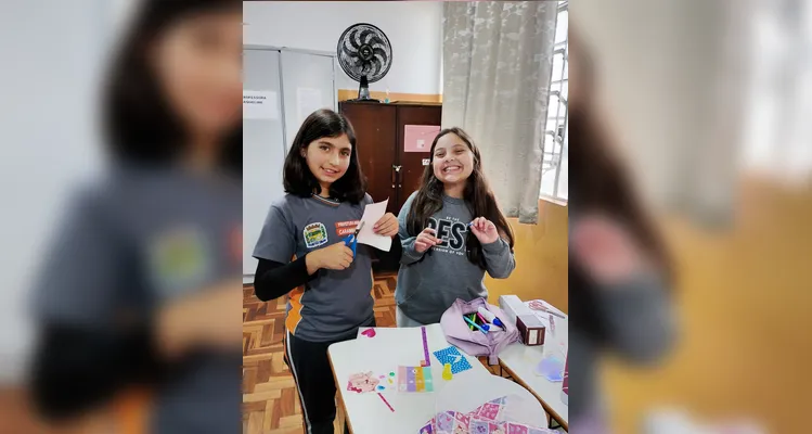 A turma produziu capas personalizadas para os diários utilizando embalagens, panfletos, catálogos, papéis, fitas e outros materiais recicláveis.