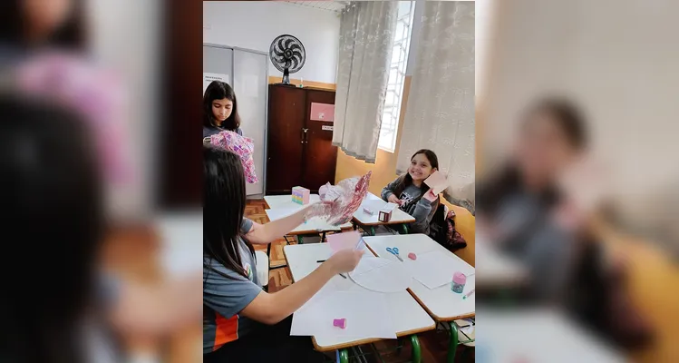 A turma produziu capas personalizadas para os diários utilizando embalagens, panfletos, catálogos, papéis, fitas e outros materiais recicláveis.
