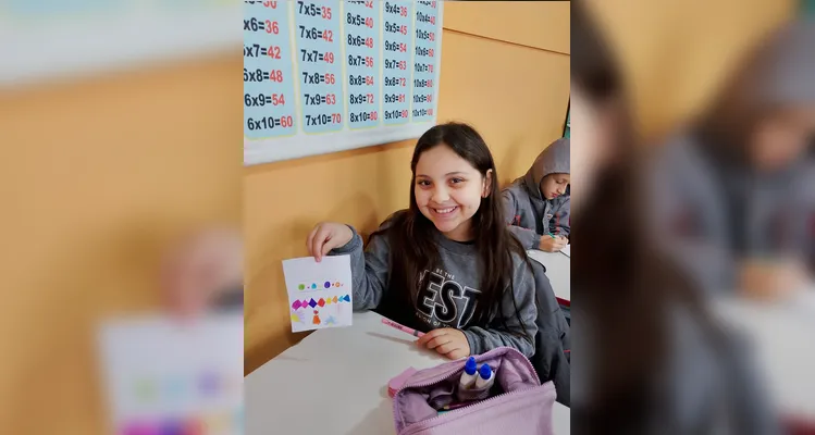A turma produziu capas personalizadas para os diários utilizando embalagens, panfletos, catálogos, papéis, fitas e outros materiais recicláveis.