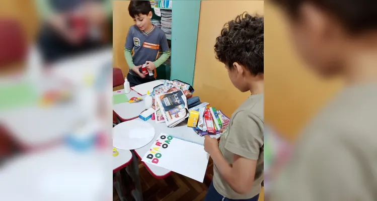 A turma produziu capas personalizadas para os diários utilizando embalagens, panfletos, catálogos, papéis, fitas e outros materiais recicláveis.