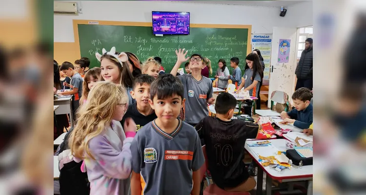 A turma produziu capas personalizadas para os diários utilizando embalagens, panfletos, catálogos, papéis, fitas e outros materiais recicláveis.