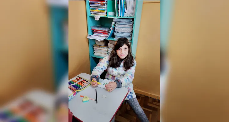 A turma produziu capas personalizadas para os diários utilizando embalagens, panfletos, catálogos, papéis, fitas e outros materiais recicláveis.