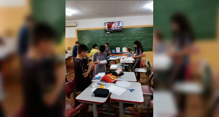 A turma produziu capas personalizadas para os diários utilizando embalagens, panfletos, catálogos, papéis, fitas e outros materiais recicláveis.