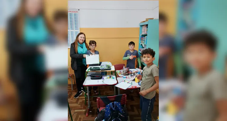 A turma produziu capas personalizadas para os diários utilizando embalagens, panfletos, catálogos, papéis, fitas e outros materiais recicláveis.