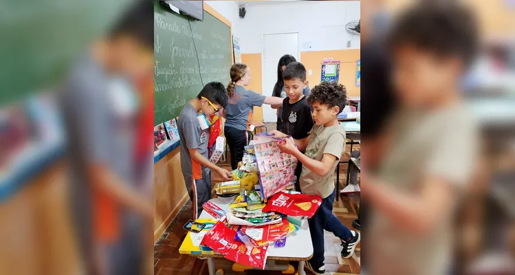 A turma produziu capas personalizadas para os diários utilizando embalagens, panfletos, catálogos, papéis, fitas e outros materiais recicláveis.