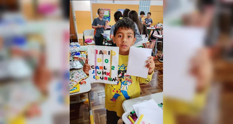 A turma produziu capas personalizadas para os diários utilizando embalagens, panfletos, catálogos, papéis, fitas e outros materiais recicláveis.