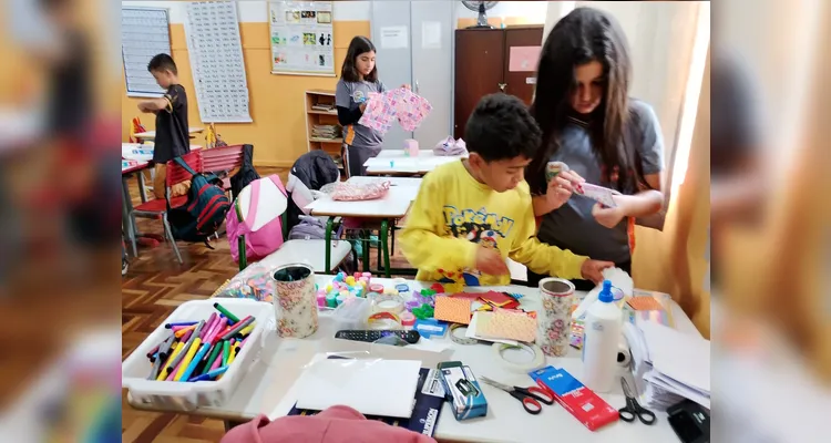 A turma produziu capas personalizadas para os diários utilizando embalagens, panfletos, catálogos, papéis, fitas e outros materiais recicláveis.