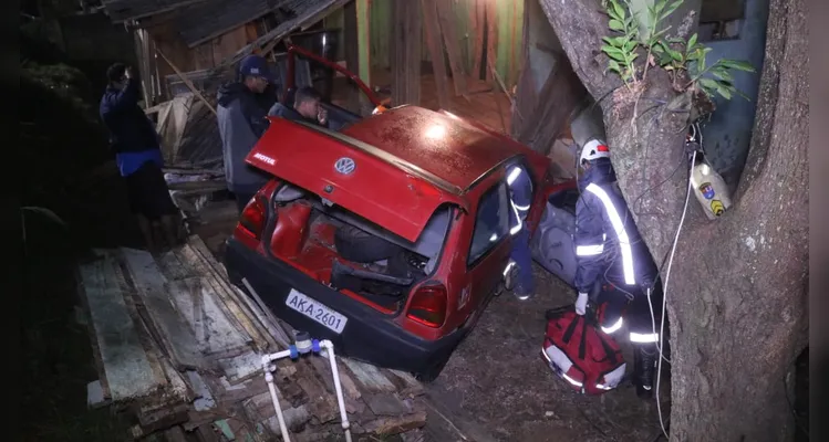 Carro com duas crianças despenca sobre telhado de casa em bairro de PG
